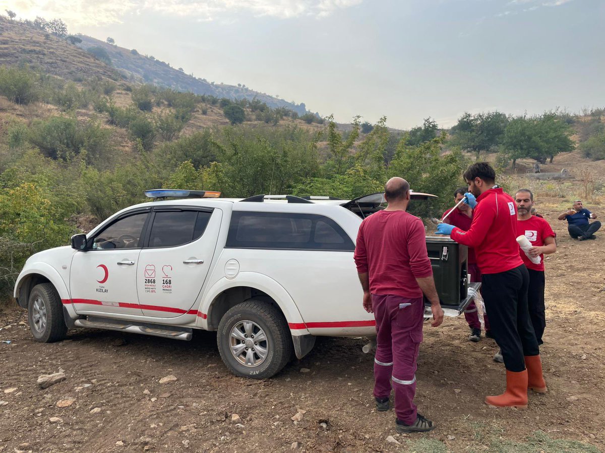 AktaEtin's tweet photo. 📍 Elazığ 
Sivrice Dikmen’de iki gündür devam eden orman yangınına müdahale eden Elazığ İtfaiyesi, Orman İşletme, Jandarma ve diğer görevli ekiplere sıcak çorba, su ve çeşitli ikramlarla beslenme desteği verdik.
Yoğun ve özverili çalışmalar sonucunda yangın kontrol altına alındı. https://t.co/NTzdmIrkJ9