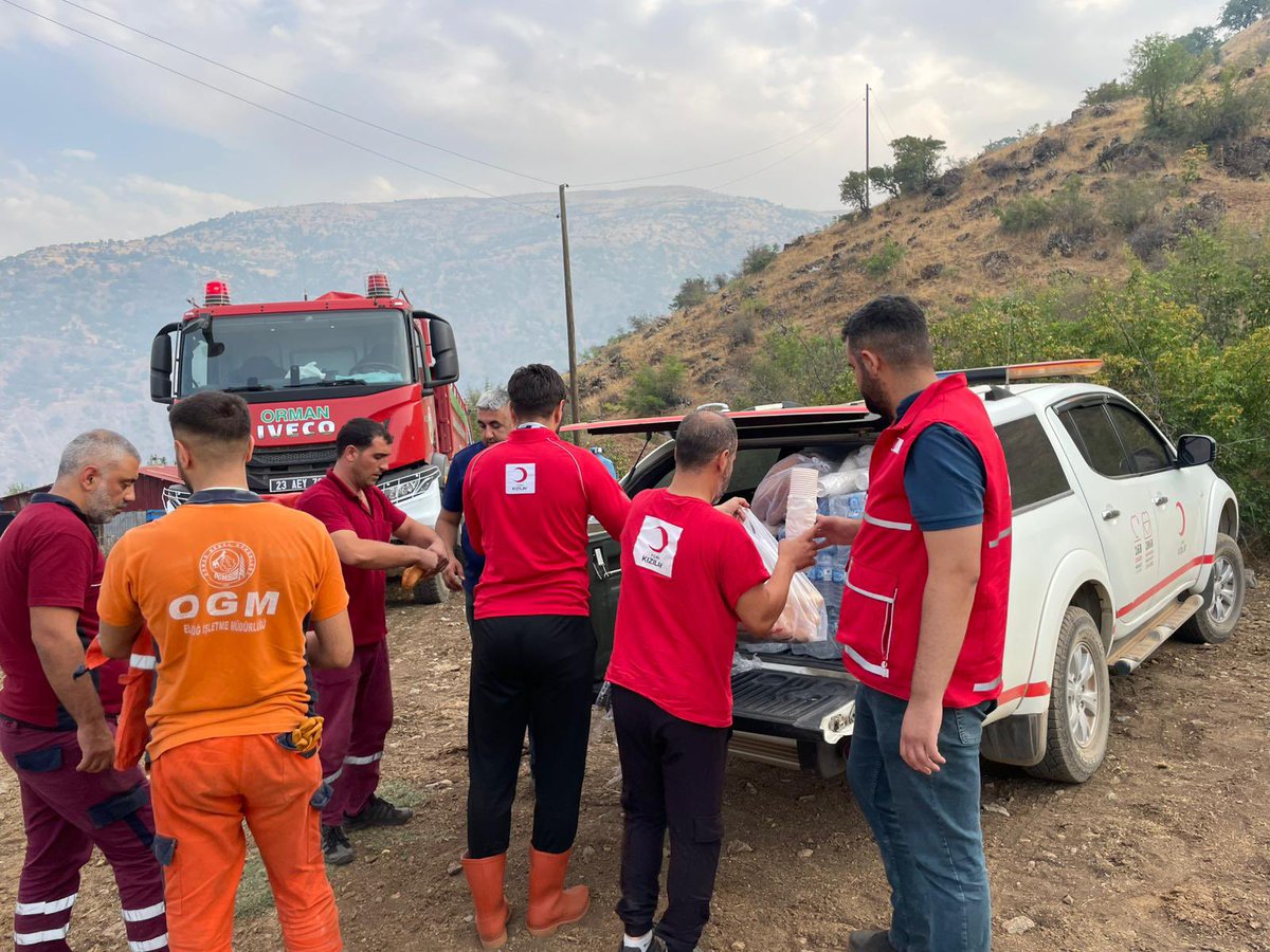 AktaEtin's tweet photo. 📍 Elazığ 
Sivrice Dikmen’de iki gündür devam eden orman yangınına müdahale eden Elazığ İtfaiyesi, Orman İşletme, Jandarma ve diğer görevli ekiplere sıcak çorba, su ve çeşitli ikramlarla beslenme desteği verdik.
Yoğun ve özverili çalışmalar sonucunda yangın kontrol altına alındı. https://t.co/NTzdmIrkJ9