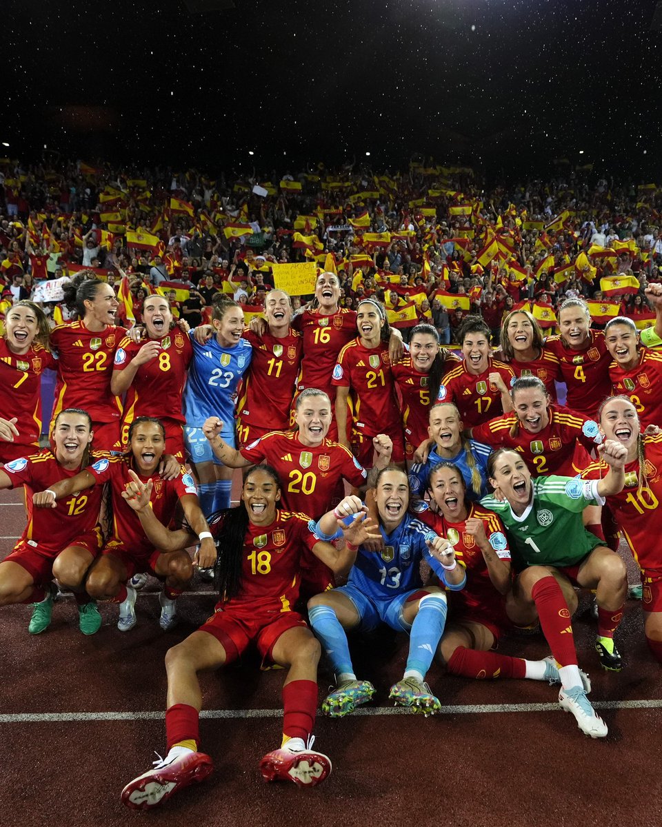 FutFemIberdrola's tweet image. Pase lo que pase hoy...
✨ G R A C I A S ✨
A las jugadoras, por supuesto... pero también a toda la afición que ha dado TODO por apoyar, visibilizar, compartir, vivir y disfrutar de lo que está siendo este SUEÑO europeo 💚
#EllasJueganSoñamosTodos