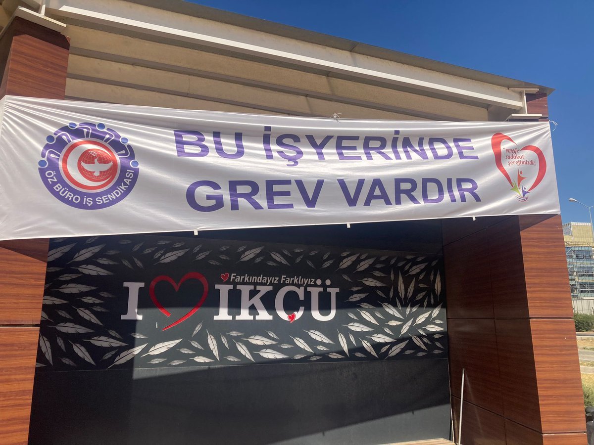 DevrimZamani5's tweet image. İzmir Katip Çelebi üniversitesinde kamu işçileri 23 gündür grevde. Öz Büro-İş’e bağlı işçiler insanca yaşam, 40 saatlik mesai, sabit vergi, 696 KHK’lılara hak, tayin ve tahsil farkı için direniyorlar.