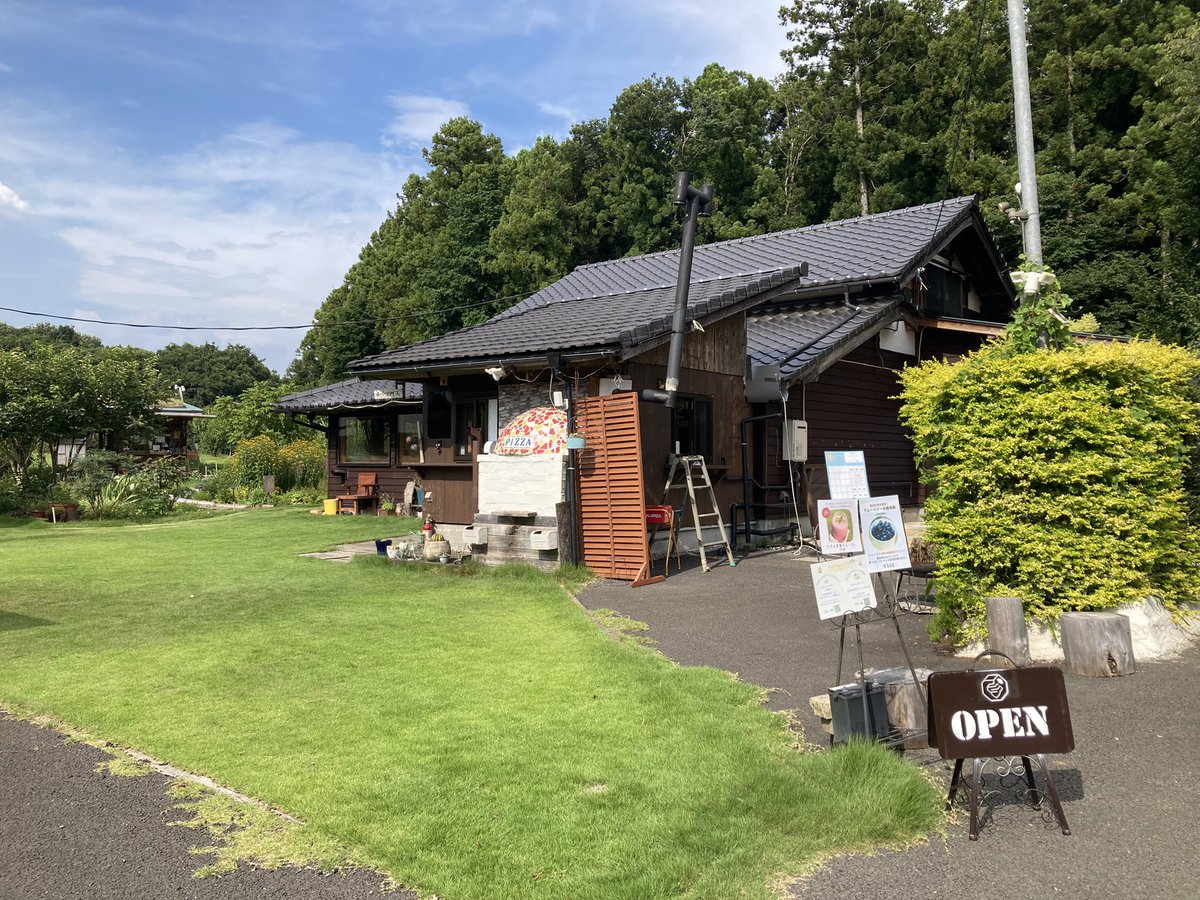 mikittyocarina's tweet image. 茨城町の納屋カフェに、久しぶりに伺いジンジャー🫚エールをいただき、フライヤー置かせていただきました🙇♀️
オーナーが「どうぞ、空いてるところに置いて下さい!」と言って下さり、オカリーナ教室のもOK🙆♀️でした😊
思った。ここなら、野外コンサートが良いね😊
オーナー、ありがとうございました😊