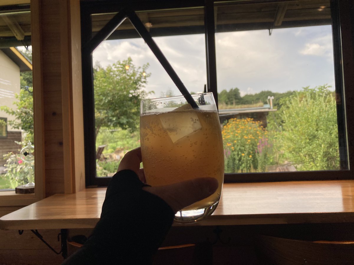 mikittyocarina's tweet image. 茨城町の納屋カフェに、久しぶりに伺いジンジャー🫚エールをいただき、フライヤー置かせていただきました🙇♀️
オーナーが「どうぞ、空いてるところに置いて下さい!」と言って下さり、オカリーナ教室のもOK🙆♀️でした😊
思った。ここなら、野外コンサートが良いね😊
オーナー、ありがとうございました😊