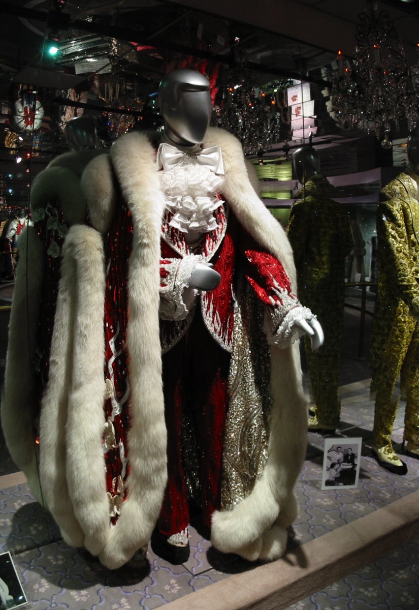 NARFNra's tweet image. every time i see this mannequin wearing liberace's 1980s christmas costume i feel like it should just straight up be a robot character in something with this exact outfit