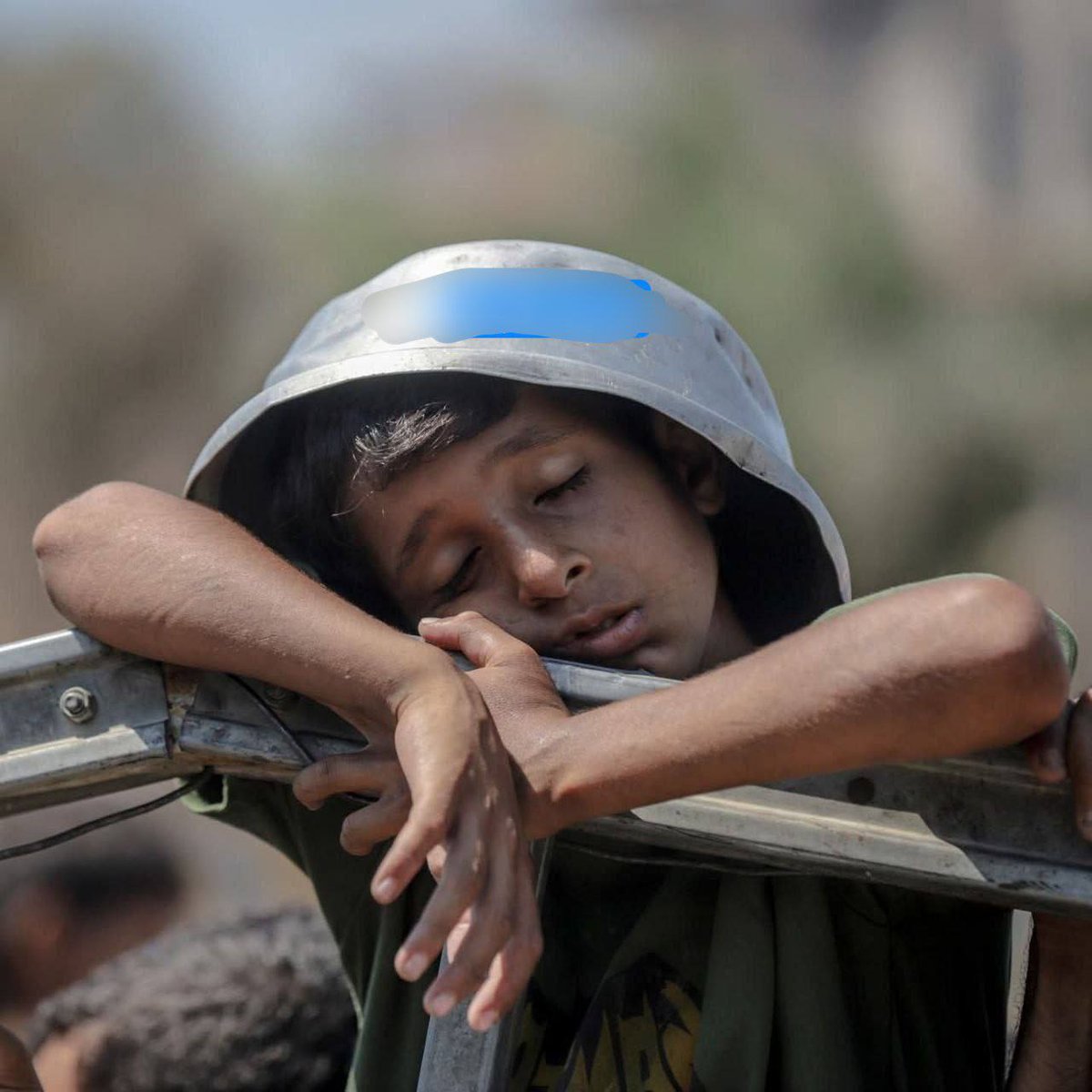 IslamUm5786's tweet image. A new morning and eternal suffering. High prices have robbed us of everything. A bag of flour that we used to buy easily is now more expensive than gold. Vegetables, milk, and even clean water are all dreams we cannot obtain. The crossings have been closed,Save us