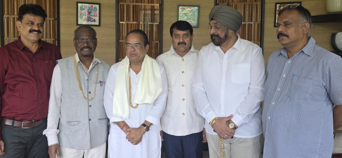 IrfanAnsariMLA's tweet image. हैंडबॉल फेडरेशन ऑफ़ इंडिया के 54th सालाना जनरल बॉडी के मीटिंग का आयोजन दिल्ली के कांस्टीट्यूशन क्लब में किया गया जिसमें ऑफिस बियरर एवं एग्जीक्यूटिव कमिटी का चुनाव किया गया जिसमें मुझे विशिष्ट अतिथि के तौर पर बुलाया तथा सम्मानित किया गया मैं सभी नवनियुक्त पदाधिकारी को अपनी…