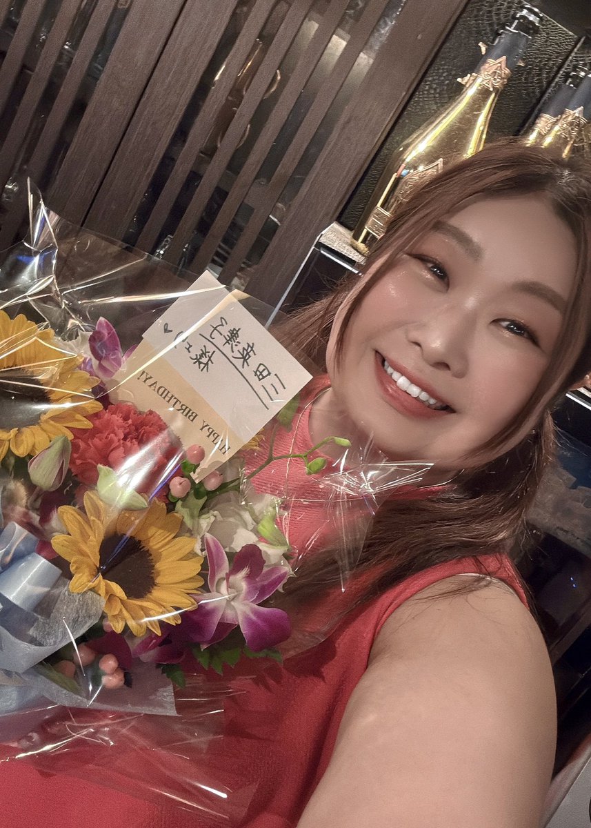 yuu_tjp's tweet image. このあと19:00〜 #ナツバー にてお誕生日イベント🎂なんと三田英津子さんからお花が😭✨✨✨本当にありがとうございます!幸せです💐
先程からフード作り始めました🍅🧅🫑♩
お酒に合うおつまみご用意しております!ビタミンB2をお持ちの方はわたしに分けてください、忘れた(切実)
楽しむぞ、おー💗