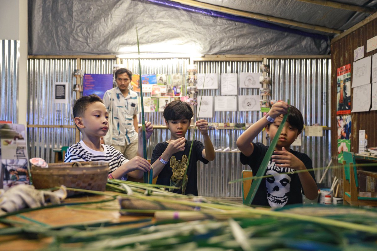 Perguruan Tamanruru memberi ruang bagi peserta kelas urban untuk berbagi ilmu. Adalah Iok, yang bersama adiknya di Jumat lalu (26/07) mengajak pengunjung ARTJOG mengenal lebih dekat proses pembuatan sapu lidi dan langsung praktik.🧹💫

#ARTJOG #ARTJOG2025 #Motif #AmalanARTJOG