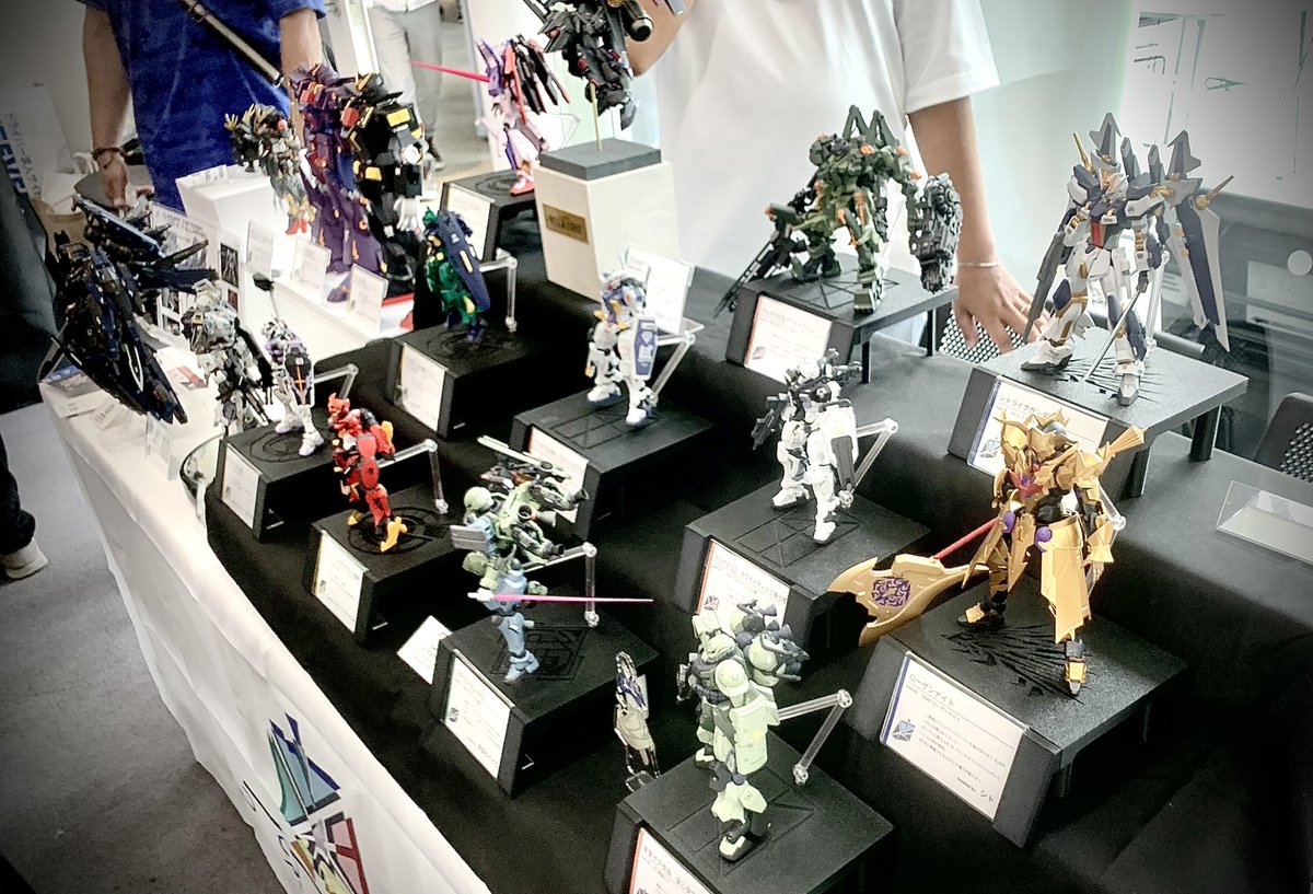 Pol_Pro_'s tweet image. IBA模展、PЯISMA卓にて
シトさん（@strike_sonic）がポリプロ工房の斧を使用したローザンナイトを展示してくださいました！
サークル皆様の作品も物凄く丁寧な作りをしており素晴らしい卓でした！
皆様ぜひ #PЯISMA  をチェック！！

斧は今度のKCFで手に入りますよぅ〜!!
 #IBA模展　#KCF2025