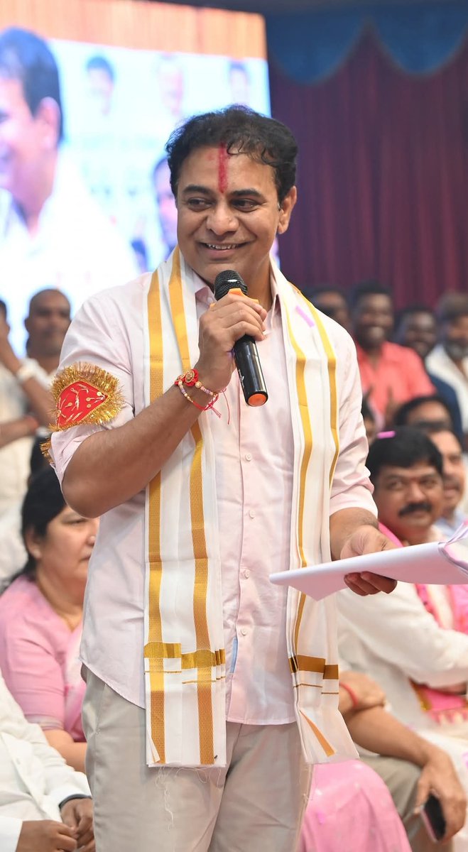 PraveenPoshala's tweet image. Gift A Smile కార్యక్రమంలో భాగంగా పరకాలలో మహిళలకు కుట్టు మిషన్లు, కేసీఆర్ కిట్లు పంపిణీ కార్యక్రమంలో పాల్గొన్న బీఆర్ఎస్ వర్కింగ్ ప్రెసిడెంట్ కేటీఆర్ గారు.
@KTRBRS @BTR_KTR