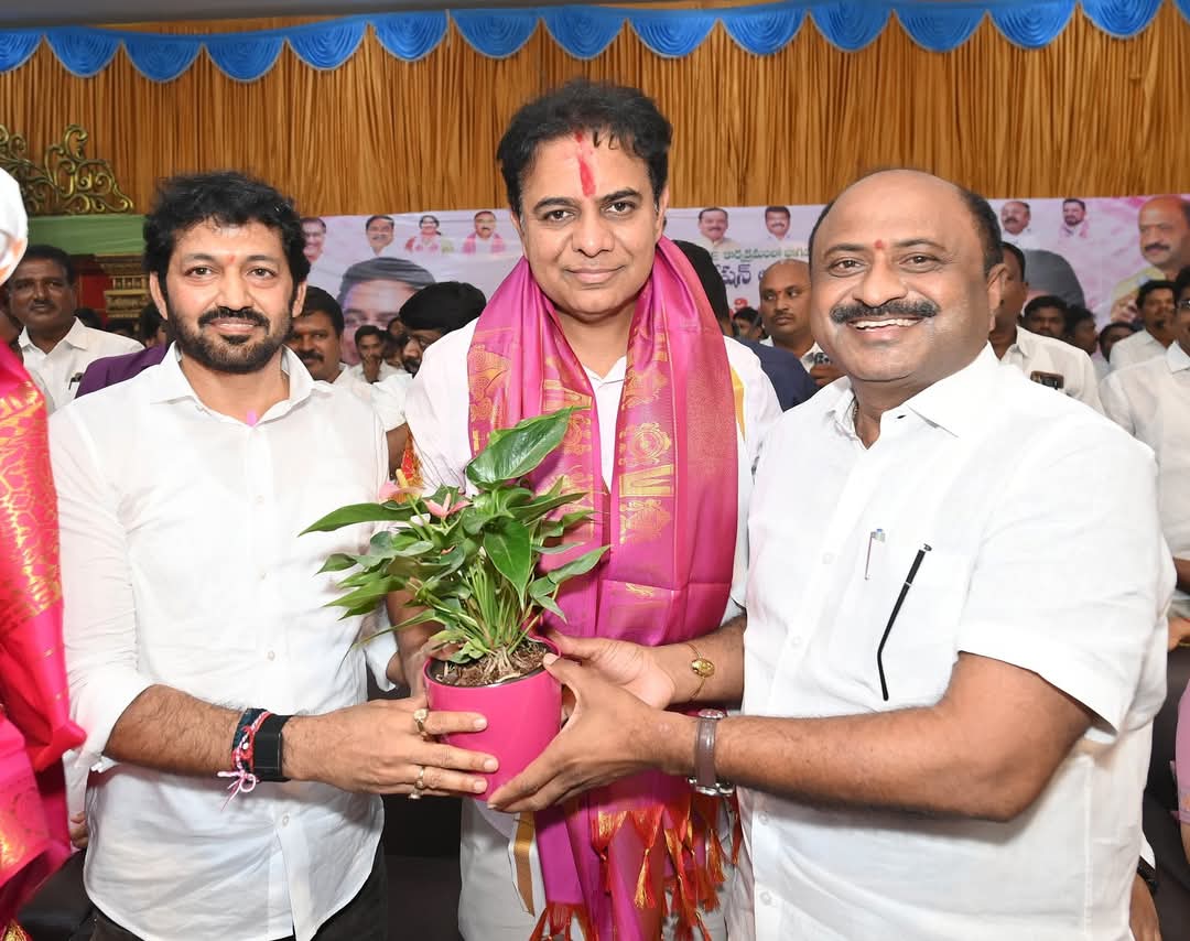 PraveenPoshala's tweet image. Gift A Smile కార్యక్రమంలో భాగంగా పరకాలలో మహిళలకు కుట్టు మిషన్లు, కేసీఆర్ కిట్లు పంపిణీ కార్యక్రమంలో పాల్గొన్న బీఆర్ఎస్ వర్కింగ్ ప్రెసిడెంట్ కేటీఆర్ గారు.
@KTRBRS @BTR_KTR