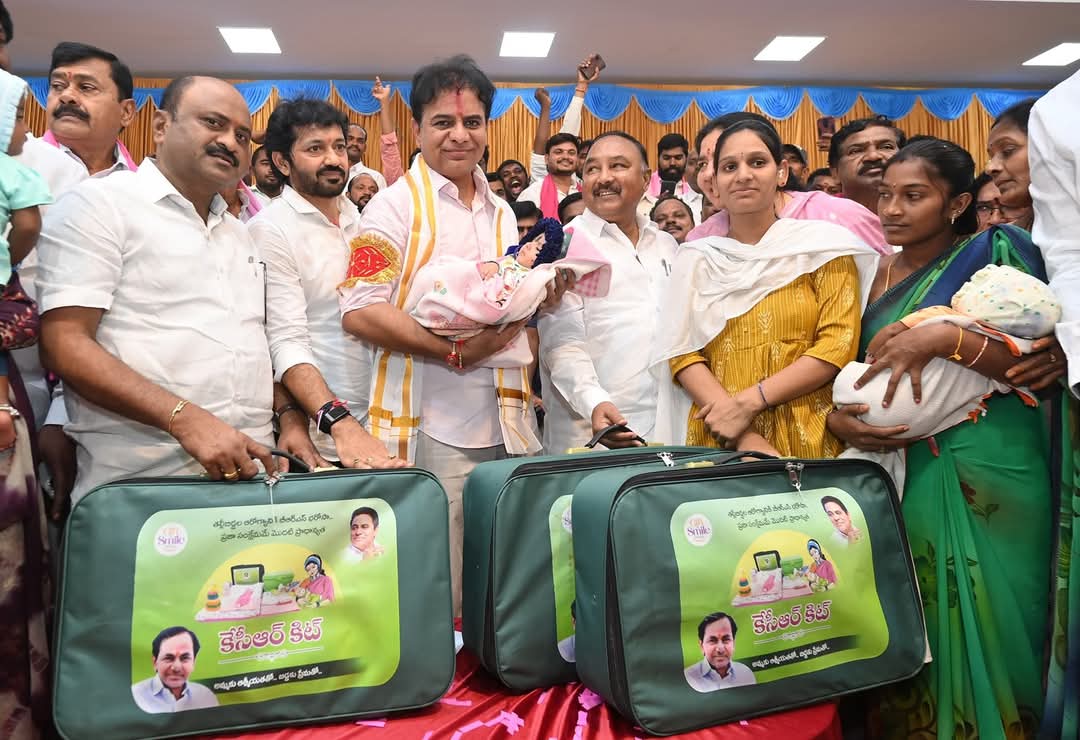 PraveenPoshala's tweet image. Gift A Smile కార్యక్రమంలో భాగంగా పరకాలలో మహిళలకు కుట్టు మిషన్లు, కేసీఆర్ కిట్లు పంపిణీ కార్యక్రమంలో పాల్గొన్న బీఆర్ఎస్ వర్కింగ్ ప్రెసిడెంట్ కేటీఆర్ గారు.
@KTRBRS @BTR_KTR
