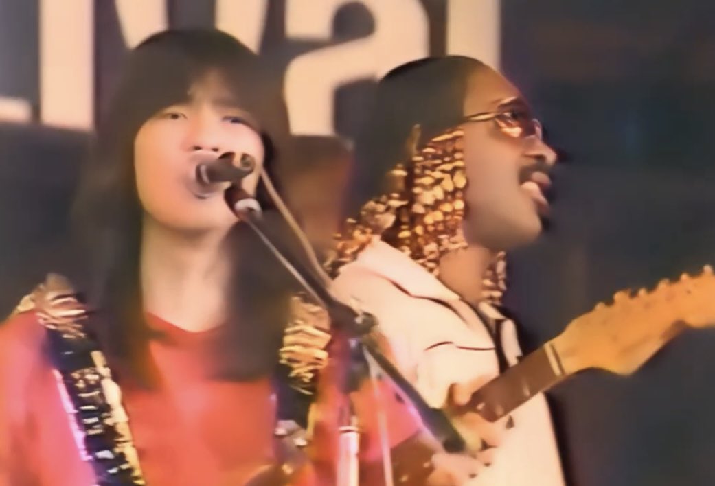 Onajiana_Label's tweet image. A Seed's A Star/Tree Medley −スペクトラム
スティービーワンダーご本人の登場にも驚かされるが、更にビックリするのがステージ前方の料理人の多さ。80年代イケイケのニッポンって感じよのう〜。
youtu.be/9mwWBJJWX3Q?si…