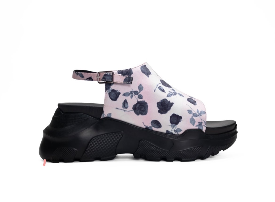 akikoaoki可愛すぎるな。歩きやすそうで使いやすそうで。