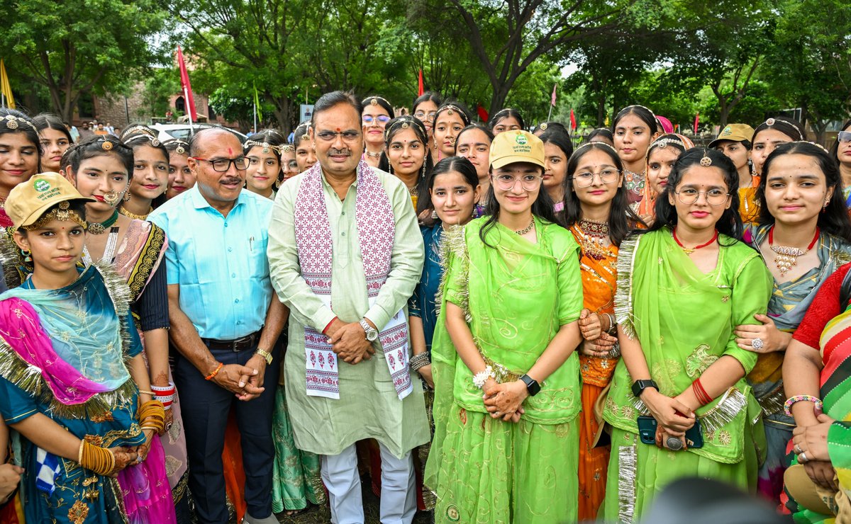 हरियाली तीज के पावन उपलक्ष्य पर मदाऊ, जयपुर स्थित जगद्गुरु रामानंदाचार्य राजस्थान संस्कृत विश्वविद्यालय परिसर में आयोजित 76वें वन महोत्सव के शुभारम्भ समारोह को संबोधित किया व पर्यावरण संरक्षण के प्रति समर्पित वन मित्रों को सम्मानित कर उनके उल्लेखनीय योगदान के लिए सभी का