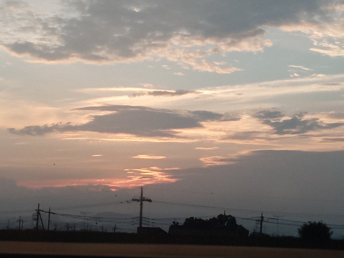 itoryooo73's tweet image. 新幹線の車窓から見える景色、隠れていく太陽が寂しく見えて少し切なくなる