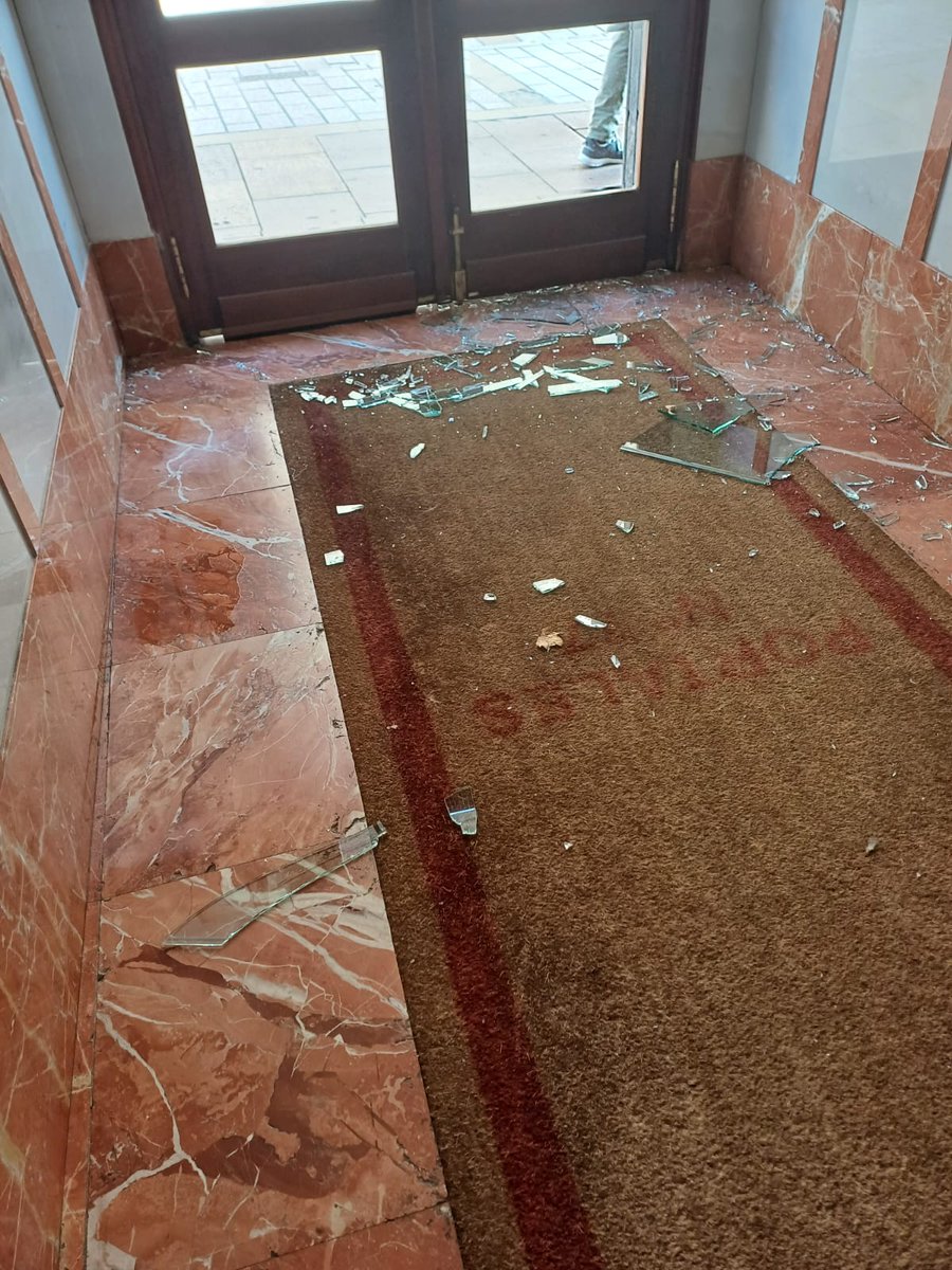 DemandaCasco_'s tweet photo. La FANTASÍA MANIPULADORA del @AytoLogrono: "Plan de Choque"/ "Hay más control policial"/ "Muchas medidas para garantizar la habitabilidad"/ "No va haber problemas con basura y vidrios en la calle"/ "Más multas (a turistas no que da mala imagen)".
Y AHORA... LA REALIDAD. https://t.co/cZdJrYqEGx