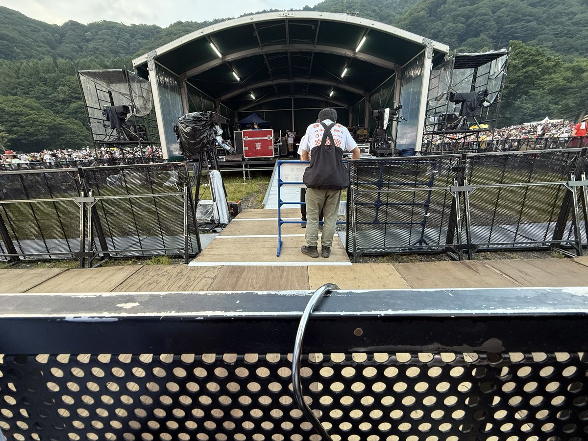vvakaran's tweet image. RADWIMPS最前確保しました。PA最前