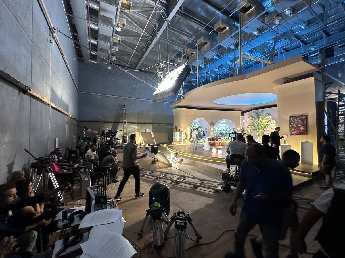 لماذا يرى البعض في المرآة عدوًا لا يشبههم؟ ومتى يتحوّل الجسد إلى خصم؟ وكيف يُشعل العقل حربًا ضد صورته؟

نلتقيكم اليوم -بمشيئة الله- في #برنامج_مفاهيم، الساعة ٥ مساءً على تلفزيون الكويت، لنتعرّف على #اضطراب_تشوّه_الجسم،
ذاك الصراع الصامت الذي يخوضه كثيرون، دون أن ندري!