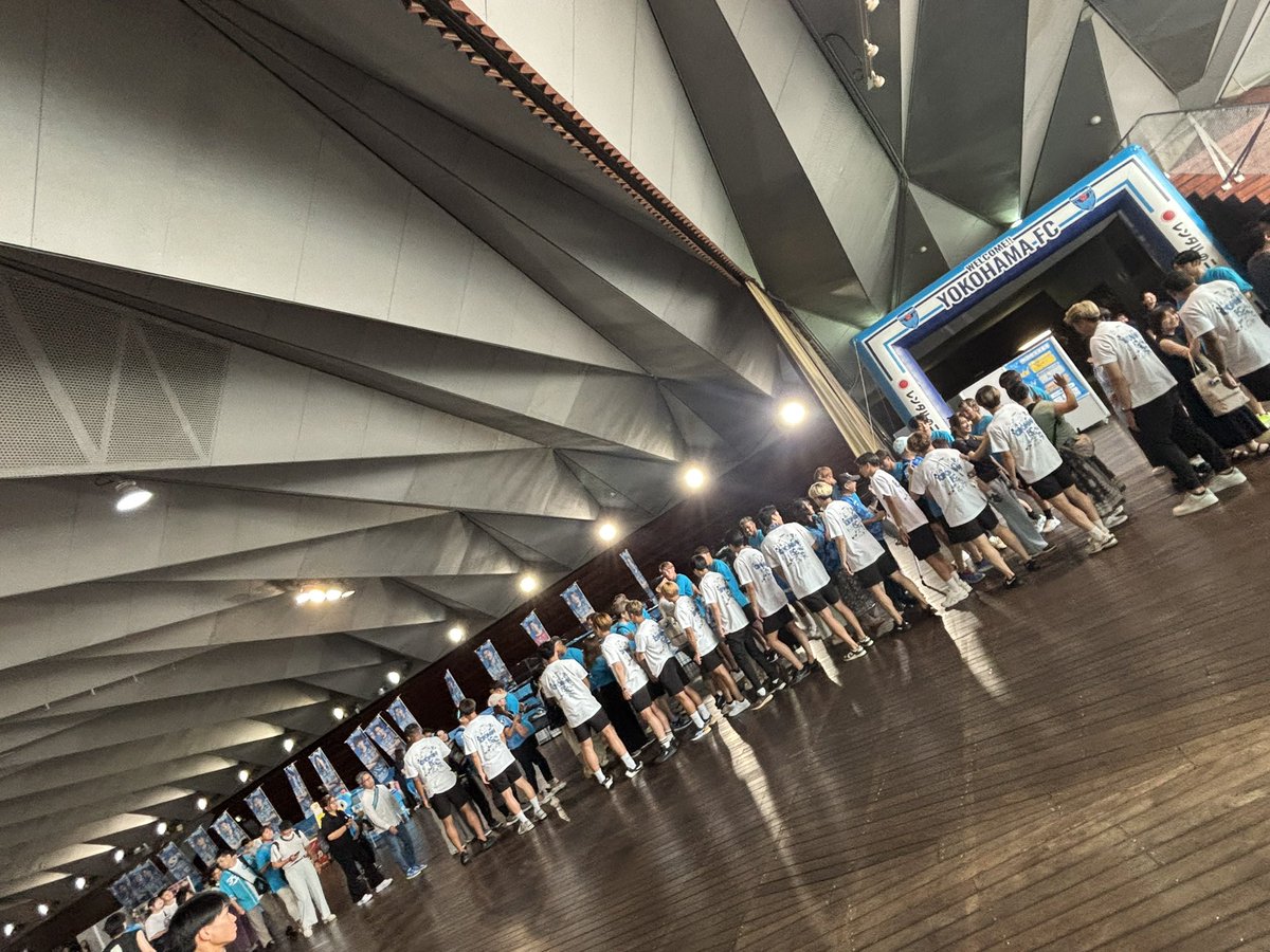 yuka_asano_'s tweet image. 【今日の現場から】
#横浜FCファン感謝祭2025
大盛況で17時過ぎに閉会🙌

最後は選手が花道を作って
ご来場くださったサポの皆さんおひとりお1人を
フリ丸は写真撮影に応えながら
社長も外でお見送り🤭

集まられた 
#横浜FC サポーターの皆さん
選手のみなさん の穏やかな表情が印象的でした！

#yfc