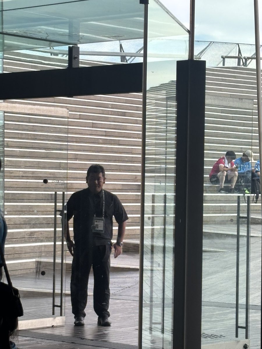 yuka_asano_'s tweet image. 【今日の現場から】
#横浜FCファン感謝祭2025
大盛況で17時過ぎに閉会🙌

最後は選手が花道を作って
ご来場くださったサポの皆さんおひとりお1人を
フリ丸は写真撮影に応えながら
社長も外でお見送り🤭

集まられた 
#横浜FC サポーターの皆さん
選手のみなさん の穏やかな表情が印象的でした！

#yfc