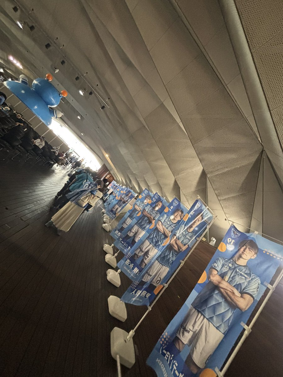 yuka_asano_'s tweet image. 【今日の現場から】
#横浜FCファン感謝祭2025
大盛況で17時過ぎに閉会🙌

最後は選手が花道を作って
ご来場くださったサポの皆さんおひとりお1人を
フリ丸は写真撮影に応えながら
社長も外でお見送り🤭

集まられた 
#横浜FC サポーターの皆さん
選手のみなさん の穏やかな表情が印象的でした！

#yfc