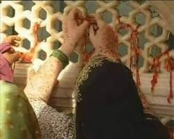 #محبت_مافیا
ہر دروازے پر منت اور منت نہیں چلتی، کچھ در بڑے مست ہوتے ہیں مرضی سے کھلتے ہیں، اس در پہ اپنے نام کی عرضی لگا کے آ جاو، در والے کی نظر پڑی تو پکار لے گا من چاہا تو عنایت بھی کر دے گا، پڑے نہ رہنا خود کو بھکاری نہ بنانا.
پتر بھیک سے پیٹ پلتا ہے دل نہیں.