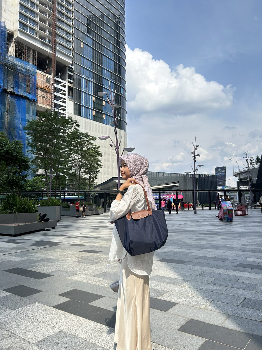 kforkinsley's tweet image. another best buy aku : tas longchamp udah gitu dapet harga beda 1 juta kl di store indo (casenya beli tahun ini)
selain longchamp best buy aku tuh totebag coach.. thrfiting dapet 160ribu 😭✨