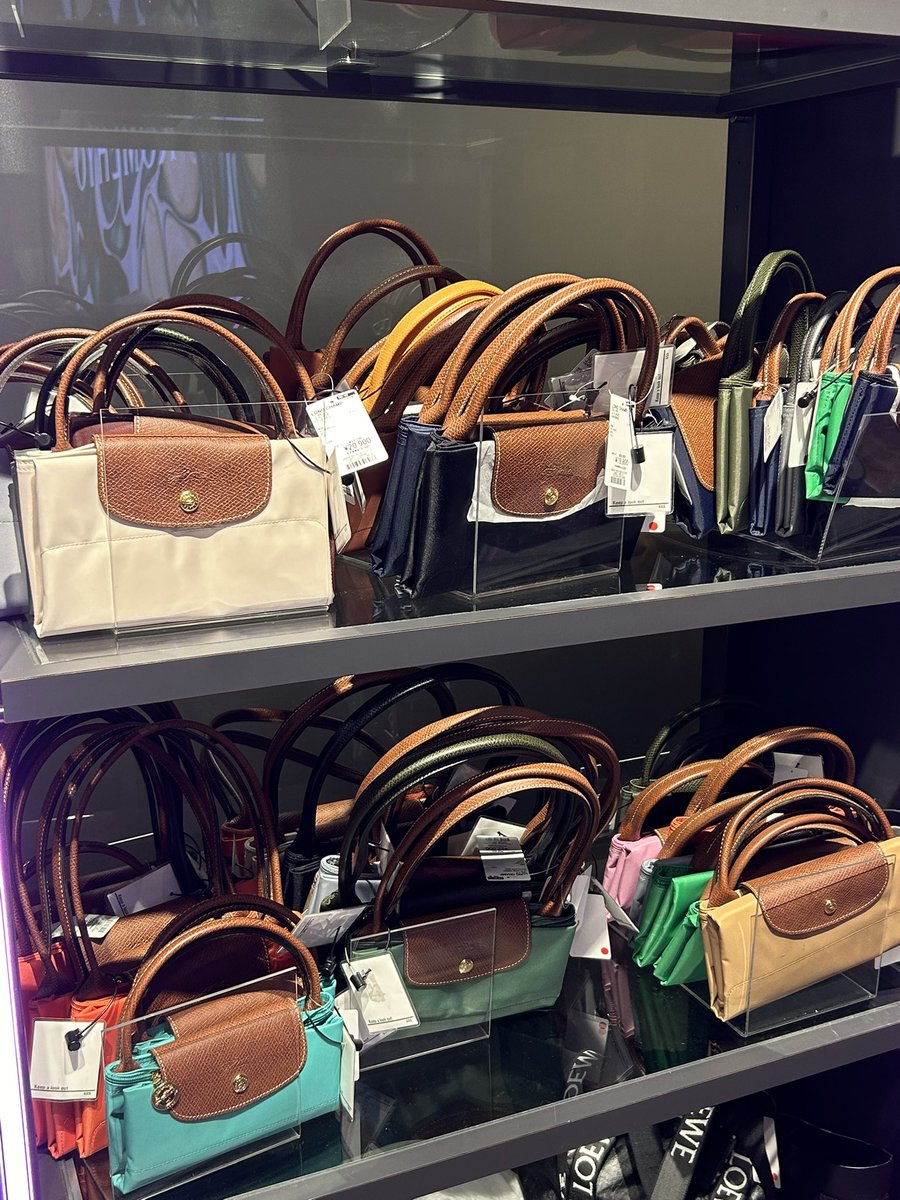 kforkinsley's tweet image. another best buy aku : tas longchamp udah gitu dapet harga beda 1 juta kl di store indo (casenya beli tahun ini)
selain longchamp best buy aku tuh totebag coach.. thrfiting dapet 160ribu 😭✨