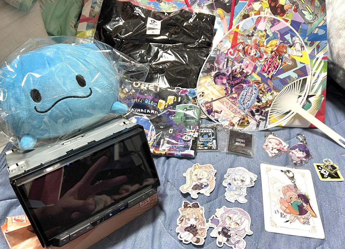 lattemaruVRC's tweet image. VketRealの戦利品！
ぬいぐるみ、Tシャツ、アクキー、ステッカー
そしてカーナビ