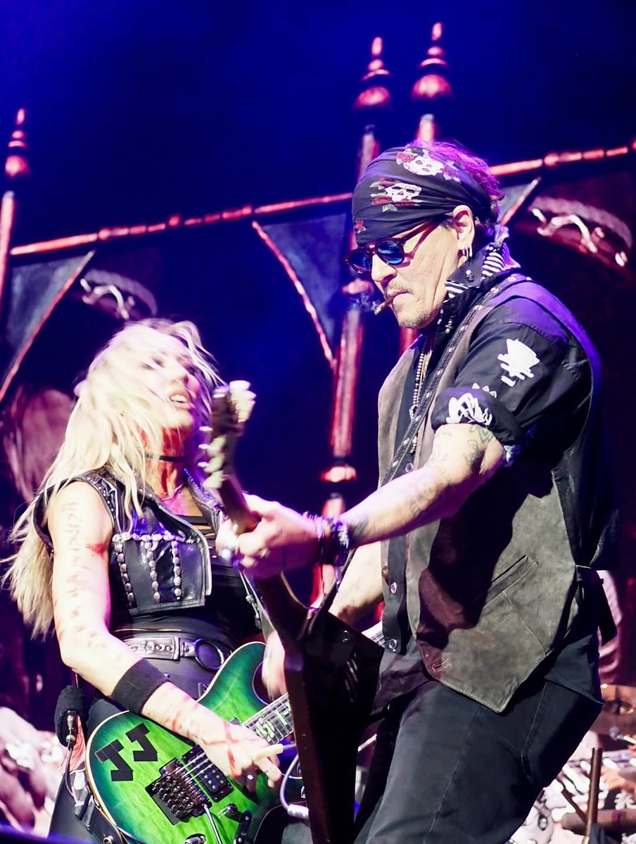 JerrieDepp's tweet image. Two epic shots from The O2 Arena! 🖤🎸

God Dad (#JohnnyDepp) sharing the stage with the fierce @hurricanenita and rocking out with Uncle @chuckgarric now this is what legendary energy looks like. Grateful for every moment captured like this.

(Repost from davebrolanphotos IG)