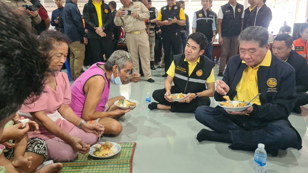 pran2844's tweet image. ทีมมหาดไทยแยกกันลองพื้นที่ มท.1และรักษาการนายกฯไปจังหวัดตราด มท.2ไปเดชอุดม อุบลราชธานี เพื่อเยี่ยมประชาชนในศูนย์พักพิง
