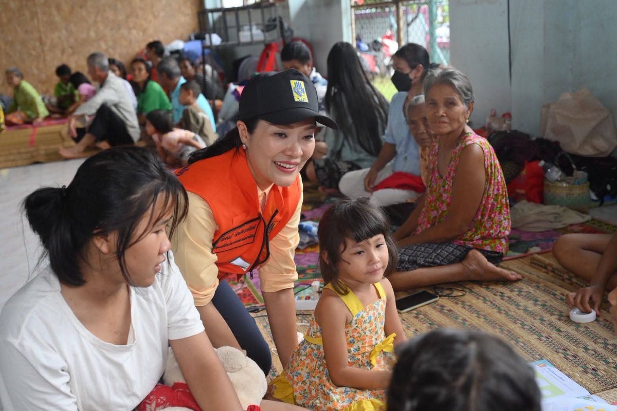 pran2844's tweet image. ทีมมหาดไทยแยกกันลองพื้นที่ มท.1และรักษาการนายกฯไปจังหวัดตราด มท.2ไปเดชอุดม อุบลราชธานี เพื่อเยี่ยมประชาชนในศูนย์พักพิง