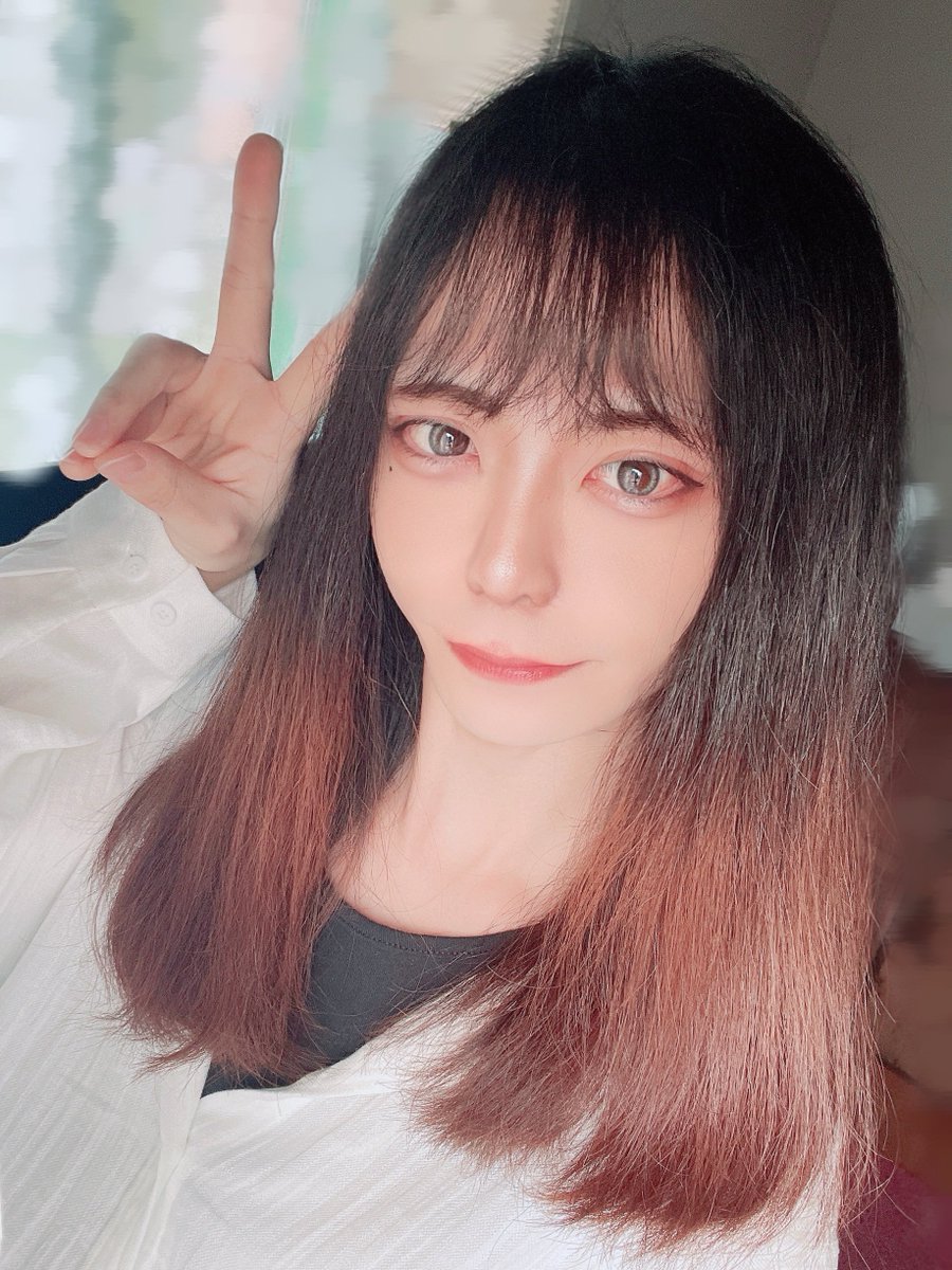 メイクしたので久々に自撮りなるものをしました🩶