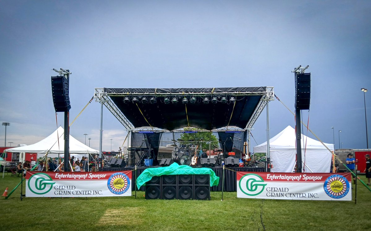 JaredWMatthews's tweet image. Went up to the Homecoming battle of the bands lastnight. There wasn't an original band on the bill.
I'm sorry, but cover bands should not be allowed to compete in a battle of the bands. You're being judged on someone else's talent & not your own!