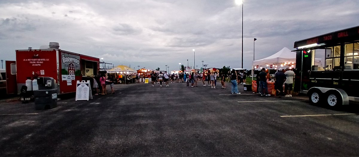 JaredWMatthews's tweet image. Went up to the Homecoming battle of the bands lastnight. There wasn't an original band on the bill.
I'm sorry, but cover bands should not be allowed to compete in a battle of the bands. You're being judged on someone else's talent & not your own!
