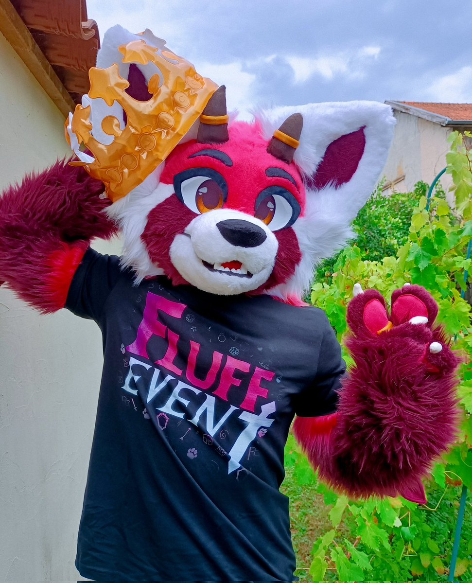 FluffEvent's tweet image. 🇫🇷 Les t-shirts du Fluff Event 2025 ont été expédiés ! 👕
N'hésitez pas à les poster et nous mentionner ! ✨
---
🇬🇧 The Fluff Event 2025 t-shirts have been shipped! 👕
Feel free to post them and mention us ! ✨
🎨 By @FuroFur & @Happyraccoons ❤️