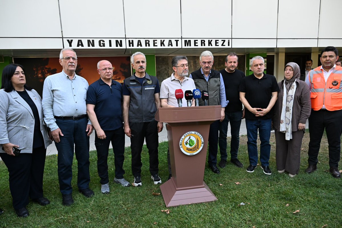a_uraloglu's tweet image. 📍Bursa
Tarım ve Orman Bakanımız Sn. @ibrahimyumakli ile Tarım ve Orman Bakanlığı Bursa Bölge Müdürlüğü Yangın Harekat Merkezi’nde ortak basın açıklaması gerçekleştirdik.
Hep birlikte yeşil vatanımızı korumak için ne gerekiyorsa yapacağız.
