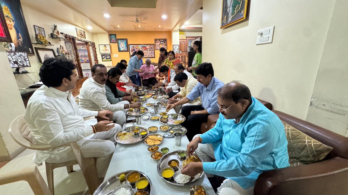 Kailash Vijayvargiya (@kailashonline) on Twitter photo рдЕрдкрдиреЛрдВ рдХрд╛ рд╕рд╛рде рдФрд░ рдЕрдкрдирддреНрд╡ рдХреА рдорд┐рдард╛рд╕ !!!
рдЖрдЬ рдЗрдВрджреМрд░ рд╕реНрдерд┐рдд рдирд┐рдЬ рдирд┐рд╡рд╛рд╕ рдкрд░ рднрд╛рд░рддреАрдп рдЬрдирддрд╛ рдкрд╛рд░реНрдЯреА рдкрд░рд┐рд╡рд╛рд░ рдХреЗ рд╕рджрд╕реНрдп рд╕реНрдиреЗрд╣рд┐рд▓ рдорд┐рд▓рди рдПрд╡рдВ рднреЛрдЬ рдкрд░ рдкрдзрд╛рд░реЗред рдЗрд╕ рд╡рд┐рд╢реЗрд╖ рдЕрд╡рд╕рд░ рдкрд░ рд╕реНрд╡рд╛рджрд┐рд╖реНрдЯ рд╡реНрдпрдВрдЬрдиреЛрдВ рдХреА рдЦреБрд╢рдмреВ рд╕реЗ рдЕрдзрд┐рдХ рдкрд╛рд░рд┐рд╡рд╛рд░рд┐рдХ рдКрд░реНрдЬрд╛, рд╕рдВрд╡рд╛рдж рдХреА рд╕рд░рд┐рддрд╛ рдФрд░ рдорд┐рд▓ рдмреИрдардиреЗ рдХреА рд╡рд╣ рд╕рд╣рдЬ рдЖрддреНрдореАрдпрддрд╛ рд░рд╣реА, рдЬреЛ рд╕рд┐рд░реНрдл рдЕрдкрдиреЗрдкрди рд╕реЗ рд╣реА рдЙрдкрдЬрддреА рдЕрдкрдиреЛрдВ рдХрд╛ рд╕рд╛рде рдФрд░ рдЕрдкрдирддреНрд╡ рдХреА рдорд┐рдард╛рд╕ !!!
рдЖрдЬ рдЗрдВрджреМрд░ рд╕реНрдерд┐рдд рдирд┐рдЬ рдирд┐рд╡рд╛рд╕ рдкрд░ рднрд╛рд░рддреАрдп рдЬрдирддрд╛ рдкрд╛рд░реНрдЯреА рдкрд░рд┐рд╡рд╛рд░ рдХреЗ рд╕рджрд╕реНрдп рд╕реНрдиреЗрд╣рд┐рд▓ рдорд┐рд▓рди рдПрд╡рдВ рднреЛрдЬ рдкрд░ рдкрдзрд╛рд░реЗред рдЗрд╕ рд╡рд┐рд╢реЗрд╖ рдЕрд╡рд╕рд░ рдкрд░ рд╕реНрд╡рд╛рджрд┐рд╖реНрдЯ рд╡реНрдпрдВрдЬрдиреЛрдВ рдХреА рдЦреБрд╢рдмреВ рд╕реЗ рдЕрдзрд┐рдХ рдкрд╛рд░рд┐рд╡рд╛рд░рд┐рдХ рдКрд░реНрдЬрд╛, рд╕рдВрд╡рд╛рдж рдХреА рд╕рд░рд┐рддрд╛ рдФрд░ рдорд┐рд▓ рдмреИрдардиреЗ рдХреА рд╡рд╣ рд╕рд╣рдЬ рдЖрддреНрдореАрдпрддрд╛ рд░рд╣реА, рдЬреЛ рд╕рд┐рд░реНрдл рдЕрдкрдиреЗрдкрди рд╕реЗ рд╣реА рдЙрдкрдЬрддреА
