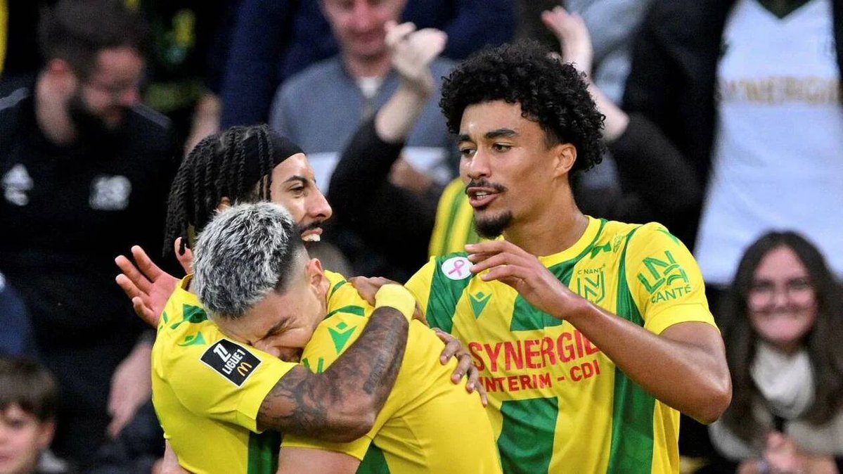 Ablinhoo's tweet image. Selon @OuestFrance,
Le #FCNantes cherche des joueurs offensifs (ailiers gauche et droit) et un latéral pouvant évoluer des deux côtés. Une réflexion pourrait être engagée pour un défenseur central après le départ de Zézé.
J'espère que la dernière phrase est une blague !!!