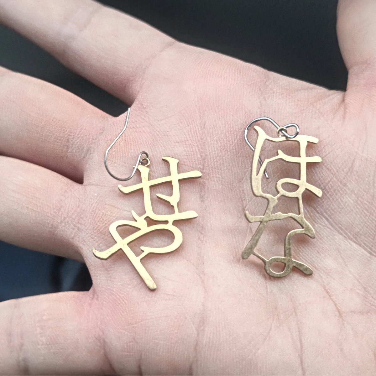 higureshuuen's tweet image. メガネ屋さんに行ったら、ずっと店員さんが耳元見てた。
私の「ほな」と「せや」ピアスが気になるかい?
別に関西人ではないけど、気に入ってるんだ。