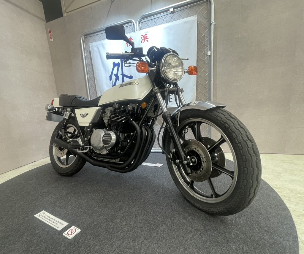 鬼瓦 Z400FX 外装　パールホワイト　特攻の拓　秀人 最強外道”パールホワイトのZ400FX見参！ 「疾風伝説 特攻の拓展」の
