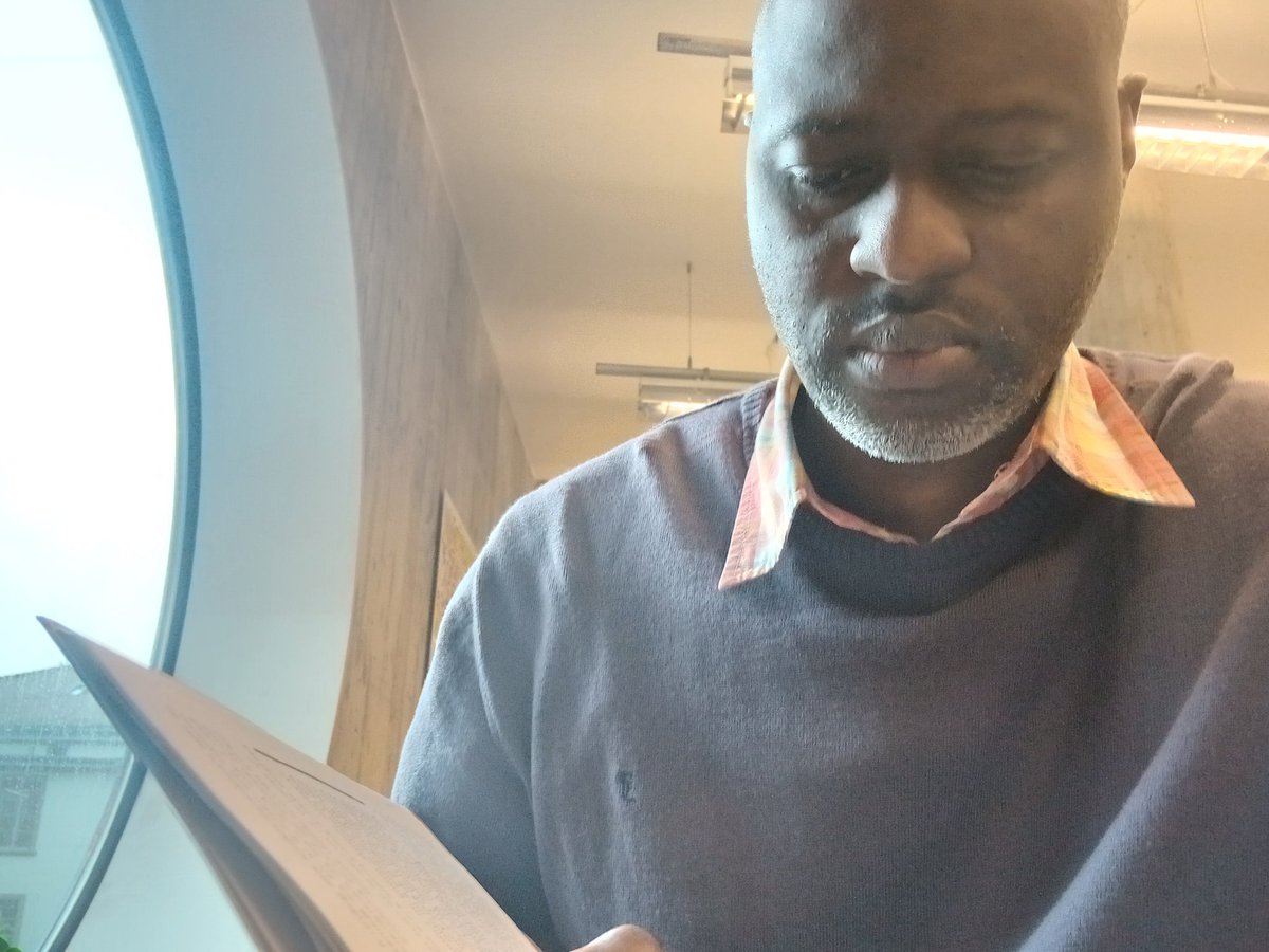 La littérature a forgé en moi l’art de la rétrospection : elle m’a appris à puiser dans le silence des grandes questions des philosophes, là où la mort devient méditation, la solitude devient miroir, et l’amour. J'ai dit."
#JimmyMpezo #LittératureEngagée #StoïcismeModerne