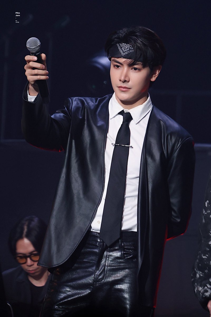 PikaJerN's tweet image. 🎤🎙️
พี่บ่าวสุดหล่อออออ
#GMMTVMUSICONXJAPAN2025
#GMMTVMUSICONXJAPAN2025D2
#จุงอาเชน #JoongArchen @ChenRcj