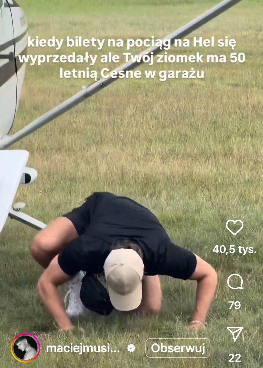 _zboral's tweet image. Jak myślicie, Maciej Musiał znał ten gest po opuszczeniu samolotu, czy za młody?
