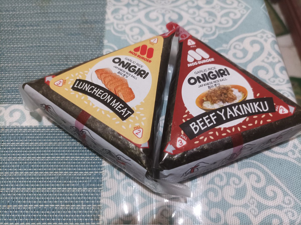 phrontomiqo's tweet image. Mos burger here sells onigiri. I like the beef yakiniku one a lot.