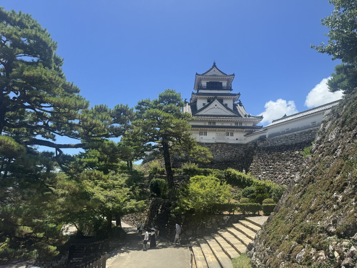 cyverkode's tweet image. 今日も灼熱の中歩いてたのですが、たまにみるすごい人がいました。女性。上下サウナスーツ、黒の手袋、黒の帽子、サングラス、黒のマスク、完全防備で歩いてる。多分、雰囲気だと飲み屋の女の子だと思う。いや、うちの女の子かもしれない。