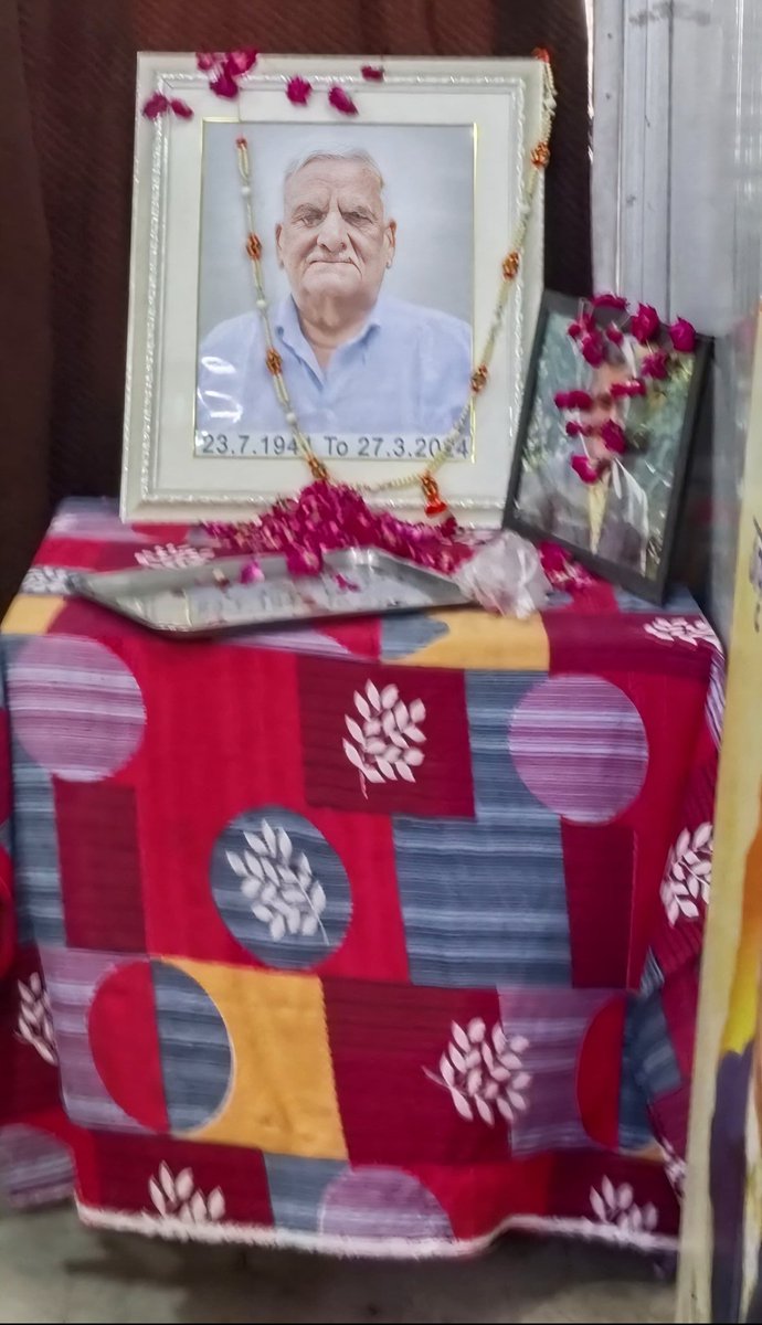 यूपी के दिग्गज पत्रकार ज्ञानेंद्र शर्मा की जन्मजयंती पर उन्हें आज लखनऊ में श्रद्धा के साथ याद किया गया। पहला ज्ञानेंद्र स्मृति उत्कृष्ट पत्रकारिता पुरस्कार वरिष्ठ पत्रकार नवीन जोशी को प्रदान किया गया। पत्रकारों में घटती पढ़ने और सीखने की ललक पर चिंता प्रकट की गई।