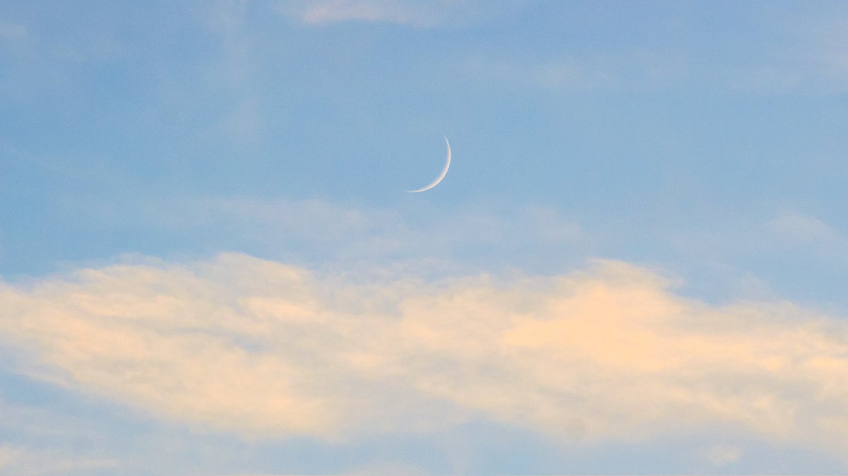 hiy_twinkle's tweet image. 西の空 夕涼みに浮かぶ三日月