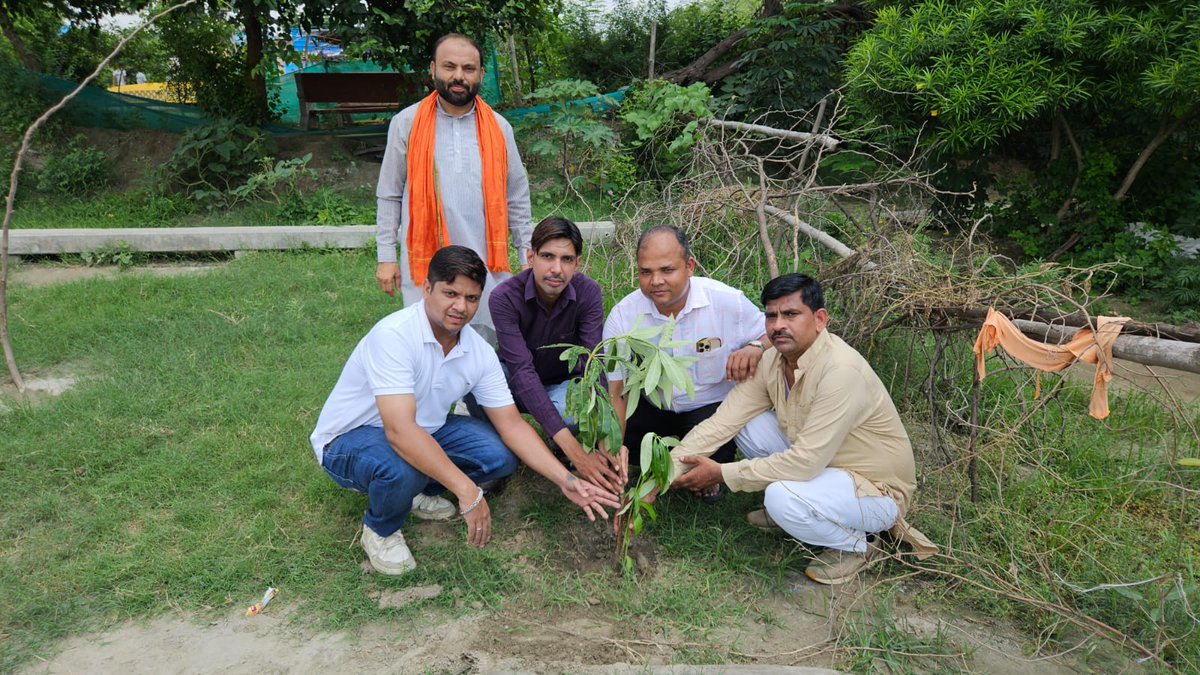 BJP North East Delhi (@bjpnedeli) on Twitter photo рднрд╛рд░рдд рдорд╛рддрд╛ рдХреА рд░рдХреНрд╖рд╛ рдХреЗ рд▓рд┐рдП рдЕрдкрдирд╛ рд╕рд░реНрд╡рд╕реНрд╡ рдиреНрдпреМрдЫрд╛рд╡рд░ рдХрд░рдиреЗ рд╡рд╛рд▓реЗ рдЕрдорд░ рд╢рд╣реАрджреЛрдВ рдХреА рдпрд╛рдж рдореЗрдВ рдЬрд┐рд▓рд╛ рдЙ.рдкреВ. рджреНрд╡рд╛рд░рд╛ рд╕рд╛рдВрд╕рдж рд╢реНрд░реА <a href="/ManojTiwariMP/">Manoj Tiwari</a> рдЬреА рдПрд╡рдВ рдЬрд┐рд▓рд╛рдзреНрдпрдХреНрд╖ <a href="/drukchaudhry/">Dr. U.K. Chaudhry</a> рдЬреА, рд╡рд┐рдзрд╛рдпрдХ <a href="/AjayMahawarBJP/">Ajay Mahawar MLA</a> рдЬреА рд╡ рдЕрдиреНрдп рдкрджрд╛рдзрд┐рдХрд╛рд░рд┐рдпреЛрдВ рдХреЗ рджреНрд╡рд╛рд░рд╛ #рдПрдХ_рдкреЗрдбрд╝_рд╢рд╣реАрджреЛрдВ_рдХреЗ_рдирд╛рдо рдХрд╛рд░реНрдпрдХреНрд░рдо рдореЗрдВ рд▓рдЧрднрдЧ 100 рдкреМрдзреЗ рд▓рдЧрд╛рдП рдЧрдПред рднрд╛рд░рдд рдорд╛рддрд╛ рдХреА рд░рдХреНрд╖рд╛ рдХреЗ рд▓рд┐рдП рдЕрдкрдирд╛ рд╕рд░реНрд╡рд╕реНрд╡ рдиреНрдпреМрдЫрд╛рд╡рд░ рдХрд░рдиреЗ рд╡рд╛рд▓реЗ рдЕрдорд░ рд╢рд╣реАрджреЛрдВ рдХреА рдпрд╛рдж рдореЗрдВ рдЬрд┐рд▓рд╛ рдЙ.рдкреВ. рджреНрд╡рд╛рд░рд╛ рд╕рд╛рдВрд╕рдж рд╢реНрд░реА <a href="/ManojTiwariMP/">Manoj Tiwari</a> рдЬреА рдПрд╡рдВ рдЬрд┐рд▓рд╛рдзреНрдпрдХреНрд╖ <a href="/drukchaudhry/">Dr. U.K. Chaudhry</a> рдЬреА, рд╡рд┐рдзрд╛рдпрдХ <a href="/AjayMahawarBJP/">Ajay Mahawar MLA</a> рдЬреА рд╡ рдЕрдиреНрдп рдкрджрд╛рдзрд┐рдХрд╛рд░рд┐рдпреЛрдВ рдХреЗ рджреНрд╡рд╛рд░рд╛ #рдПрдХ_рдкреЗрдбрд╝_рд╢рд╣реАрджреЛрдВ_рдХреЗ_рдирд╛рдо рдХрд╛рд░реНрдпрдХреНрд░рдо рдореЗрдВ рд▓рдЧрднрдЧ 100 рдкреМрдзреЗ рд▓рдЧрд╛рдП рдЧрдПред