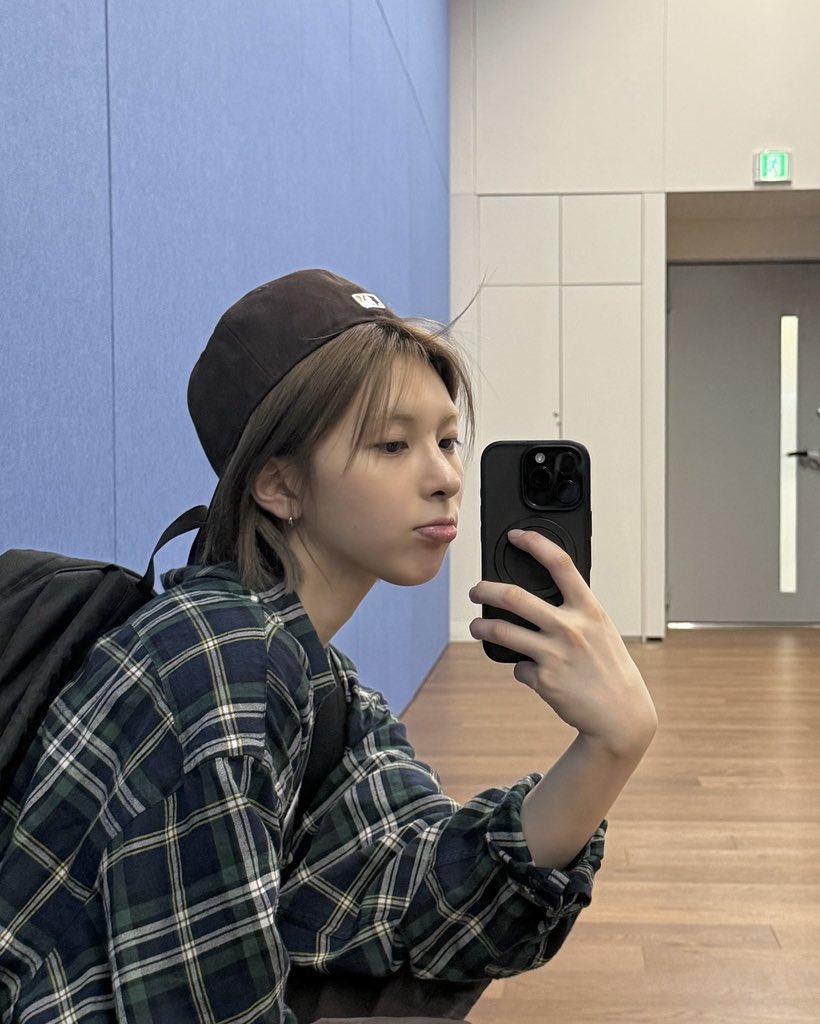haewonaaahh's tweet image. "lemme just make all my fans go crazy by posting this gayass photo"